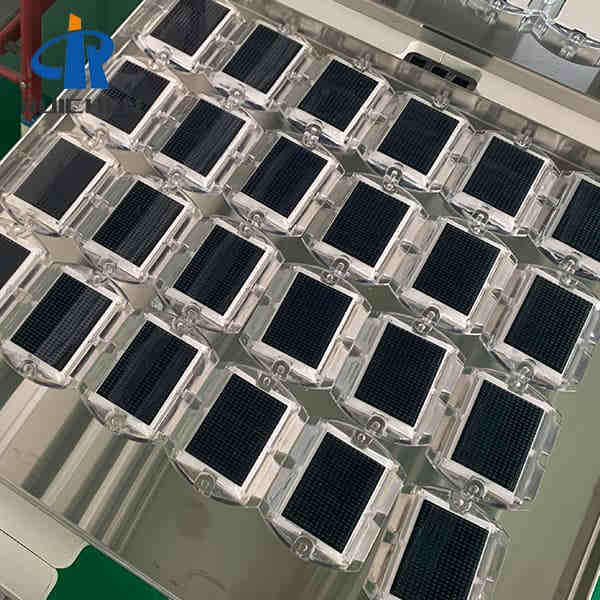 Unidirectional Solar Powered Stud Light For Path In Japan